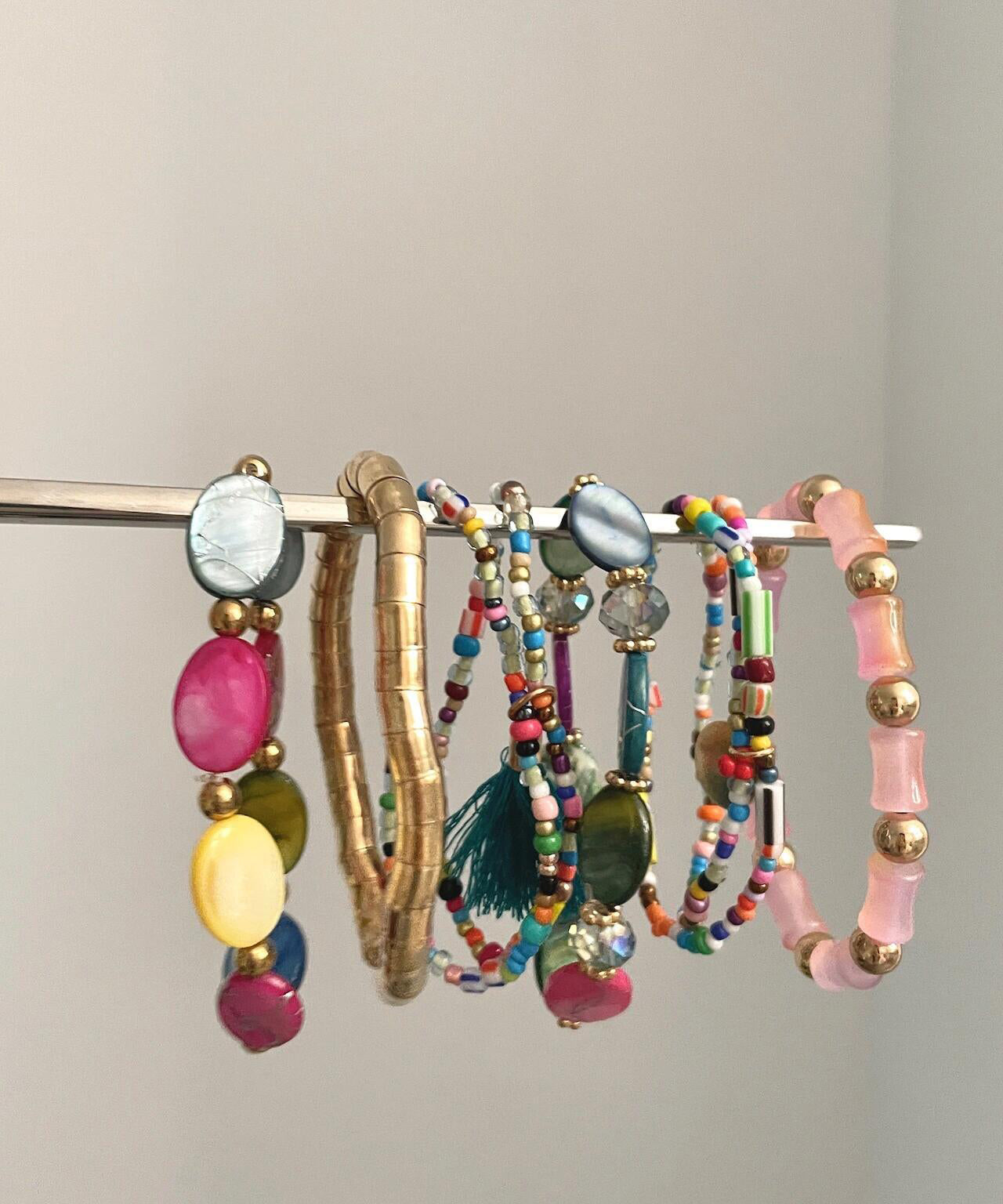 Conjunto de ocho pulseras de cuentas tejidas con arcoíris vintage