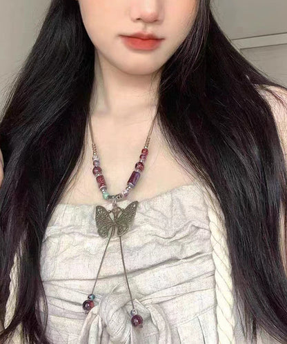 Collar con colgante de mariposa ahuecado con gema de aleación roja vintage
