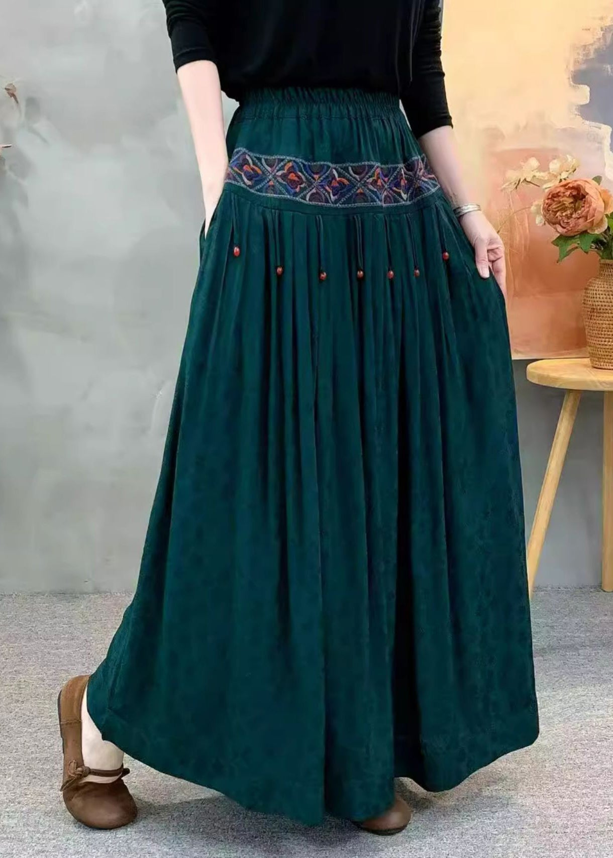 Vintage roter Jacquard-Seidenrock mit Stickerei, Faltenwurf und Taschen, Herbst