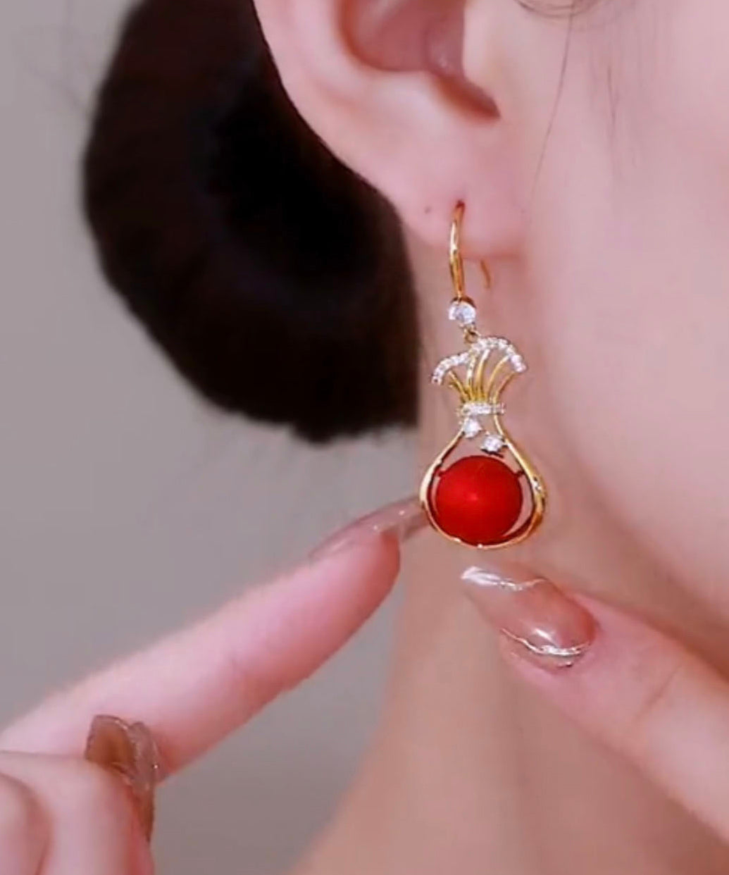 Pendientes colgantes vintage de plata de ley roja con circonitas doradas y perla