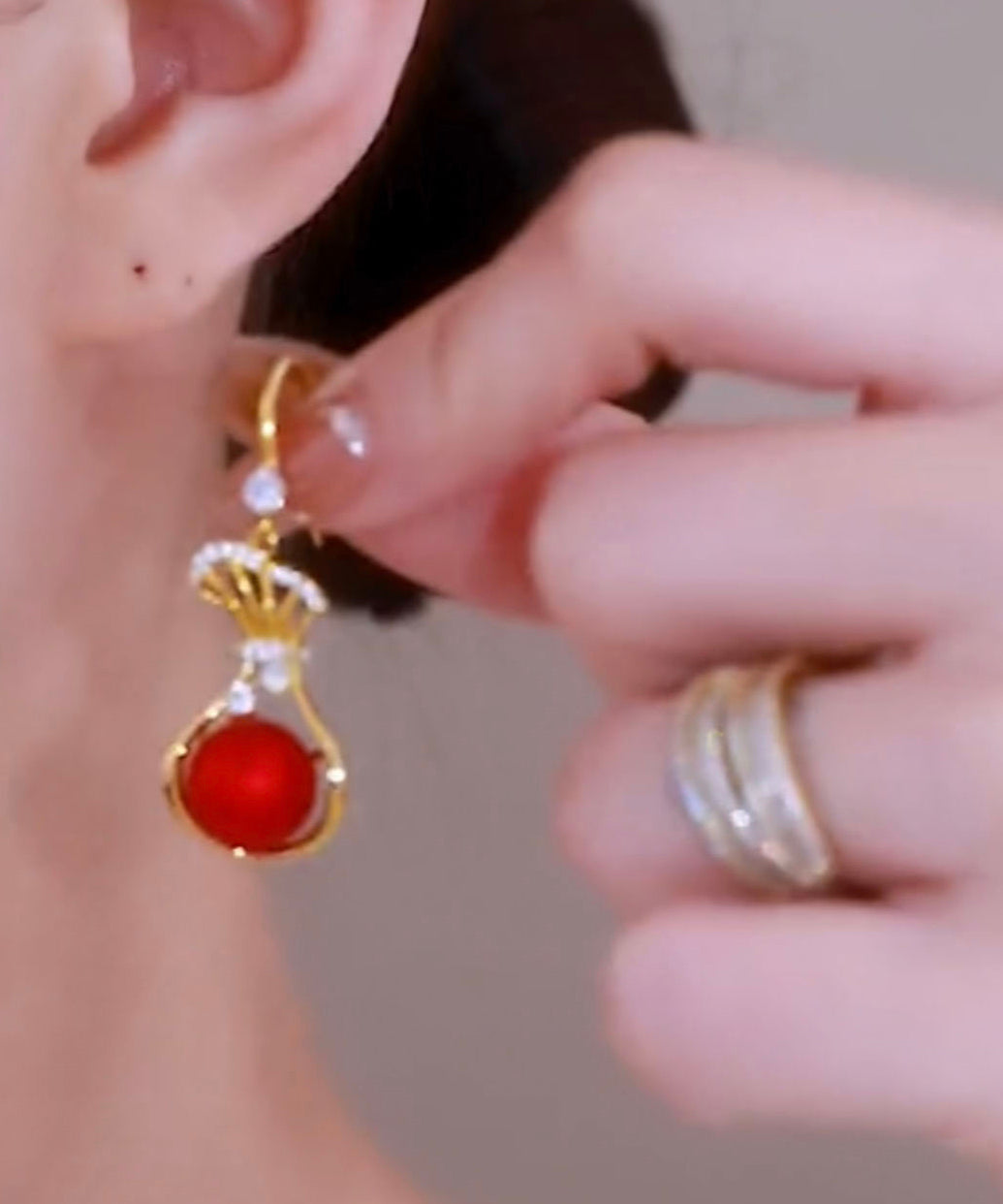 Pendientes colgantes vintage de plata de ley roja con circonitas doradas y perla