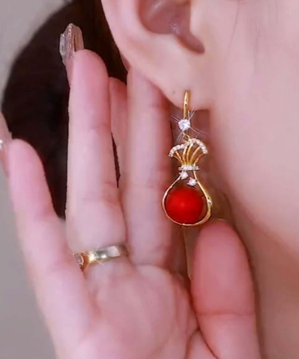 Pendientes colgantes vintage de plata de ley roja con circonitas doradas y perla