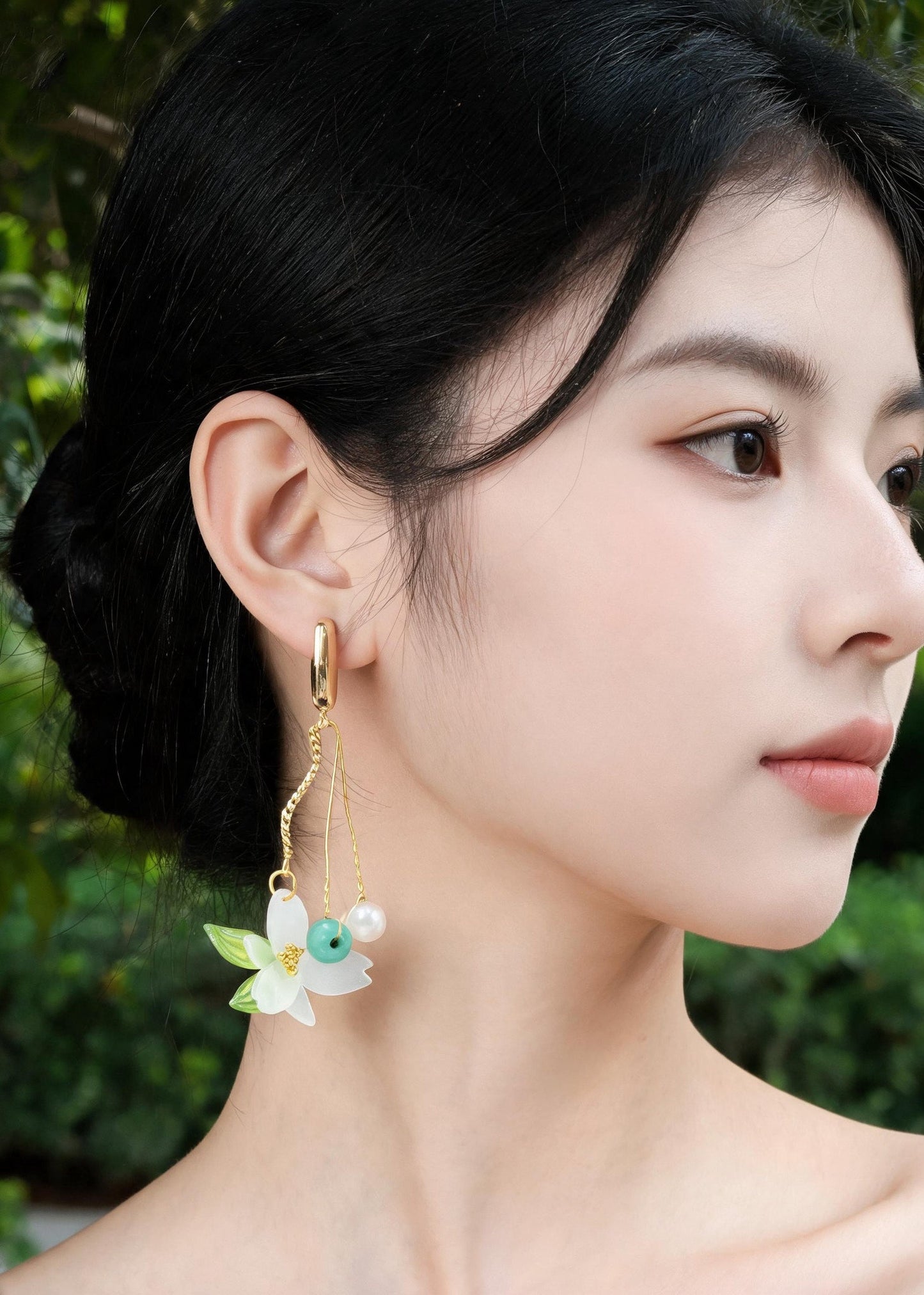 Vintage White Flower Tasseled Acrylic Drop Earrings