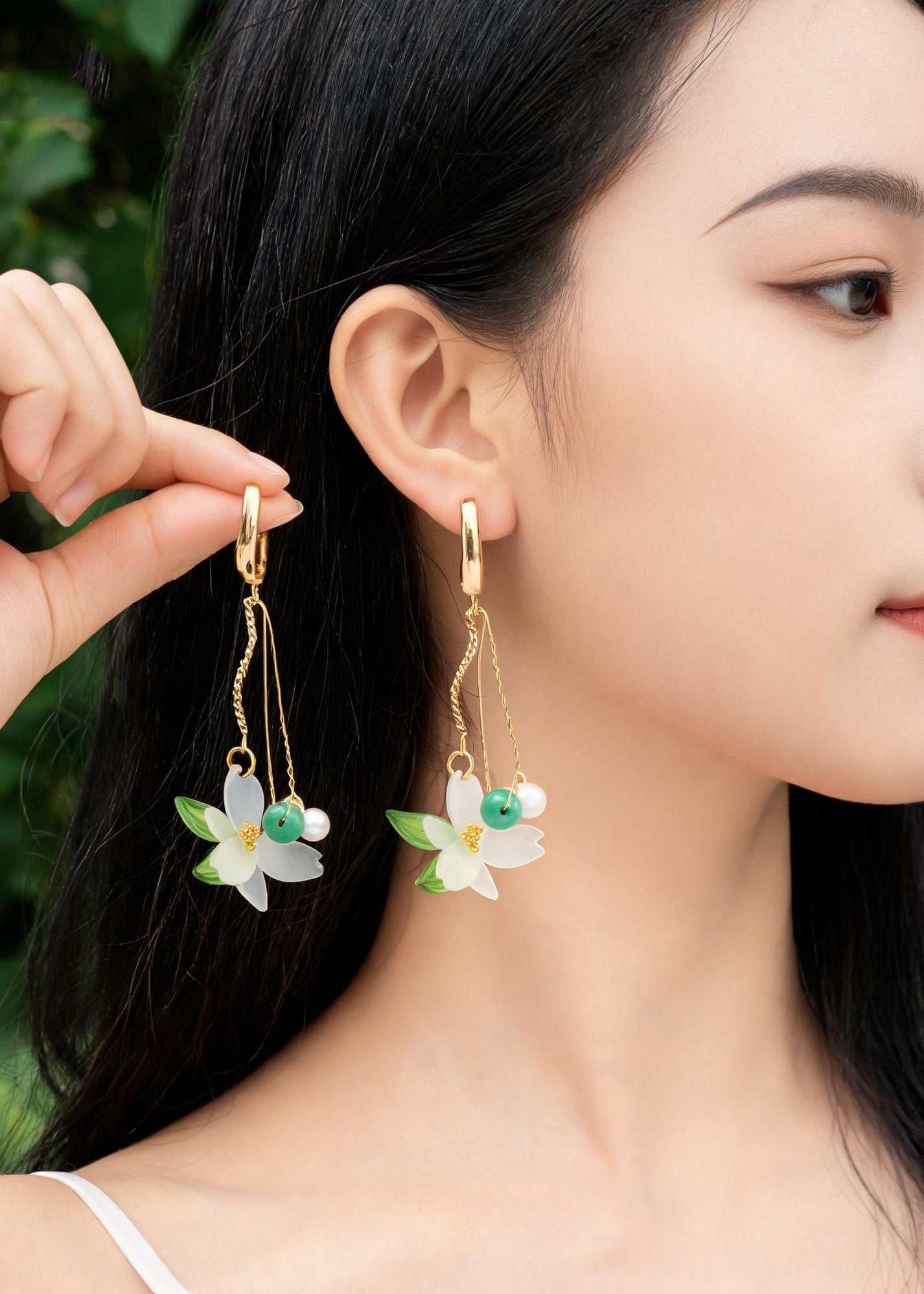 Vintage White Flower Tasseled Acrylic Drop Earrings