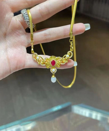 Collar con colgante de borla con gema de circonita y perla dorada antigua de Vogue Gold