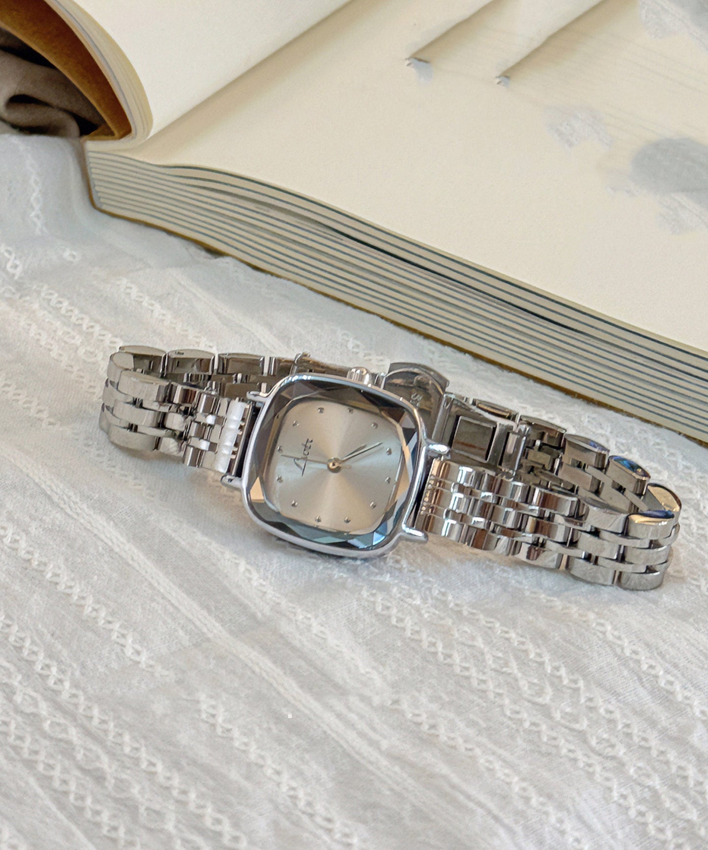 Vogue Silk Alloy Quartz Movement Organic Glass Watches