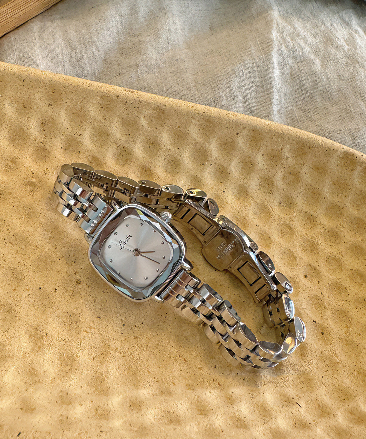 Vogue Silk Alloy Quartz Movement Organic Glass Watches