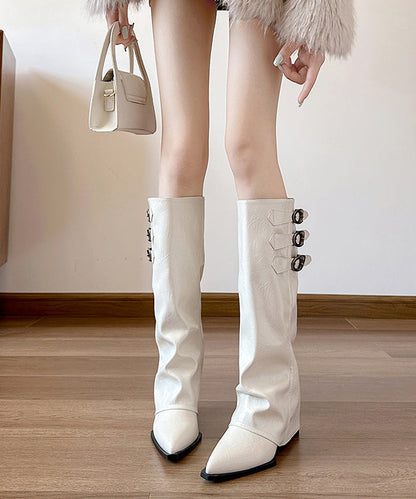 Weiße Keilstiefel aus Rindsleder mit Ziernähten und spitzer Zehenpartie