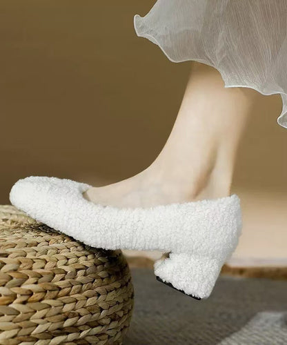 Weiße, klobige High Heels mit Kunstpelzbesatz und flauschigem Wollfutter