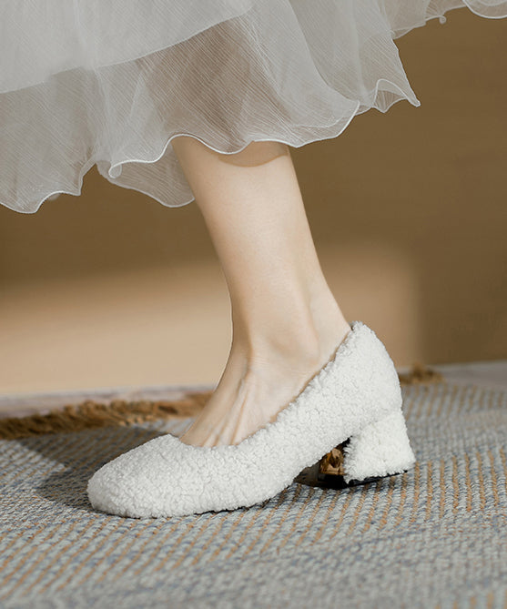 Weiße, klobige High Heels mit Kunstpelzbesatz und flauschigem Wollfutter