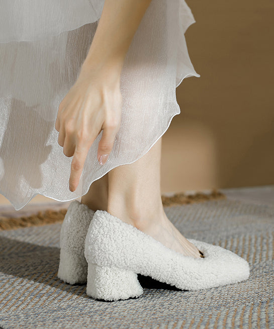 Weiße, klobige High Heels mit Kunstpelzbesatz und flauschigem Wollfutter