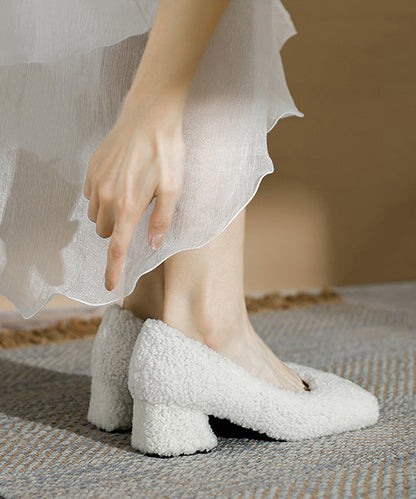 Weiße, klobige High Heels mit Kunstpelzbesatz und flauschigem Wollfutter