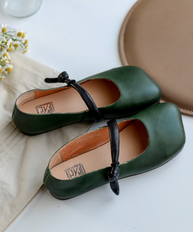 Weiße Flats aus Rindsleder mit einzigartigen Schnallenriemen