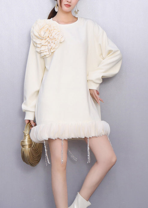 Vestido de día de algodón blanco con flores y borlas para primavera