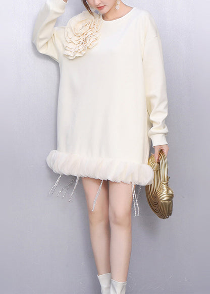 Vestido de día de algodón blanco con flores y borlas para primavera