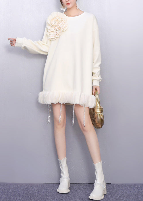 Vestido de día de algodón blanco con flores y borlas para primavera