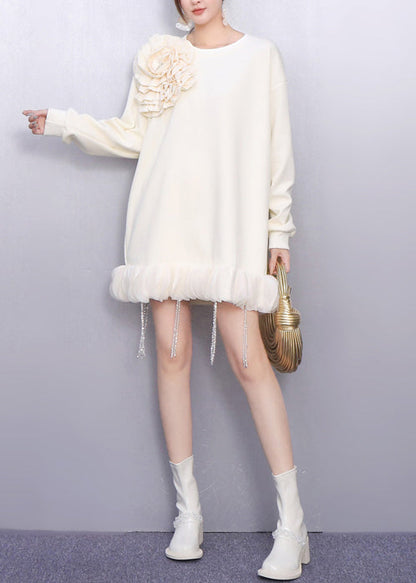 Vestido de día de algodón blanco con flores y borlas para primavera