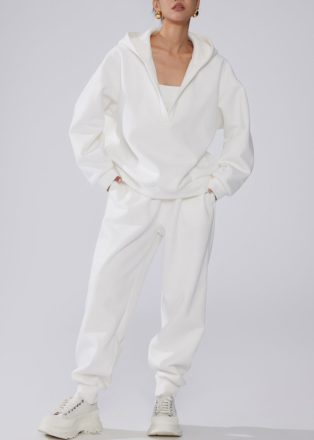 Conjunto de dos piezas de forro polar cálido con cintura elástica y bolsillos blancos y capucha para invierno.