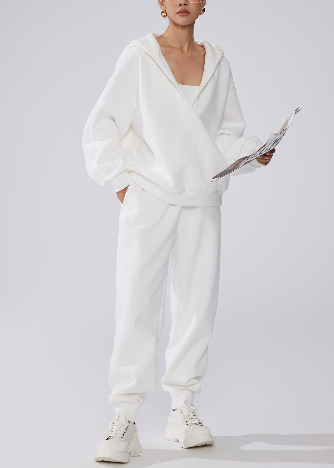 Conjunto de dos piezas de forro polar cálido con cintura elástica y bolsillos blancos y capucha para invierno.