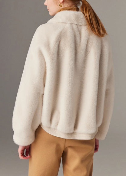 Abrigo de pelo de visón con patchwork de piel sintética y bolsillos blancos, cuello Peter Pan