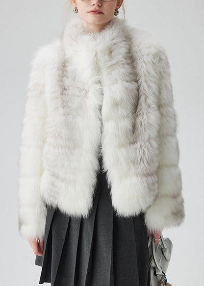 Abrigo de piel y cuello alto con diseño original de bolsillos blancos