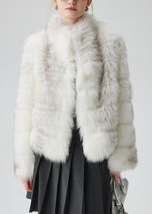 Abrigo de piel y cuello alto con diseño original de bolsillos blancos