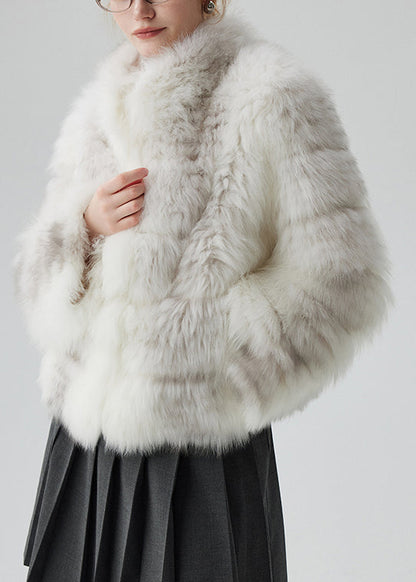 Abrigo de piel y cuello alto con diseño original de bolsillos blancos