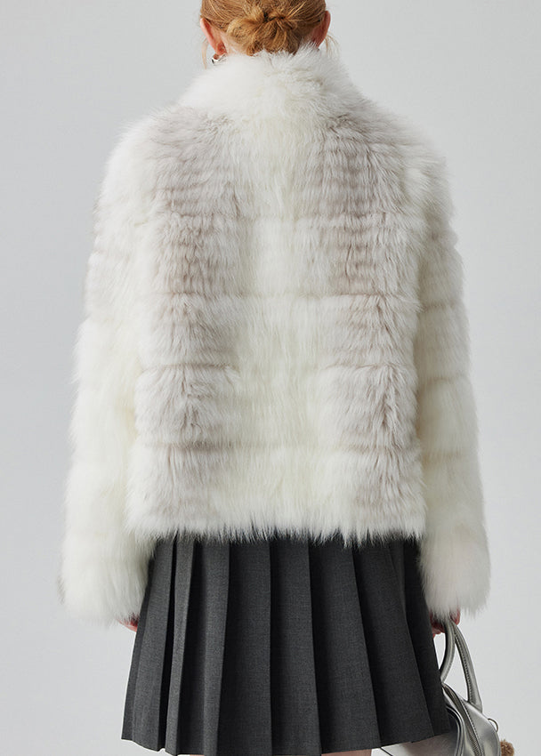 Abrigo de piel y cuello alto con diseño original de bolsillos blancos