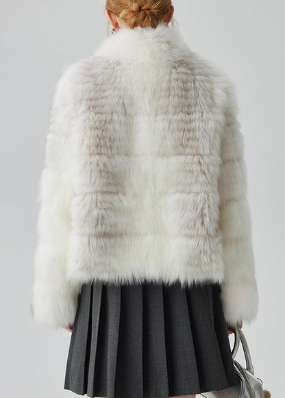 Abrigo de piel y cuello alto con diseño original de bolsillos blancos