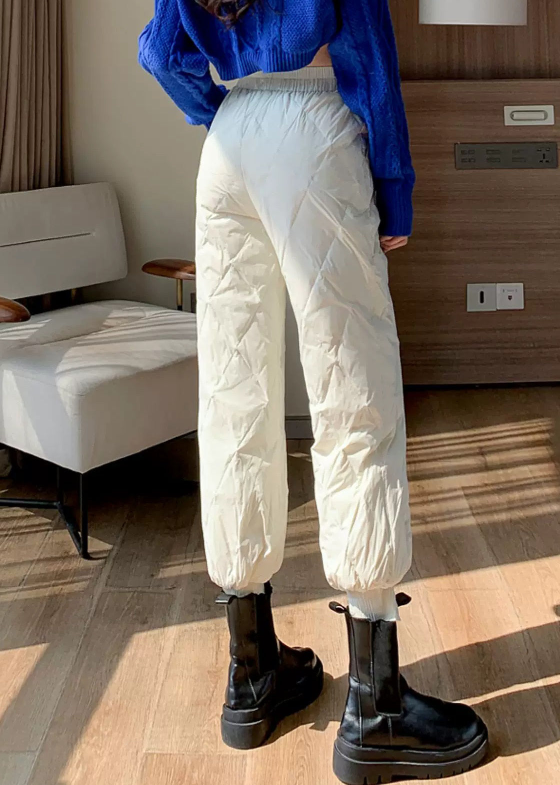 Weiße, einfarbige, mit feiner Baumwolle gefütterte Cropped-Hose mit Taschen und elastischem Bund