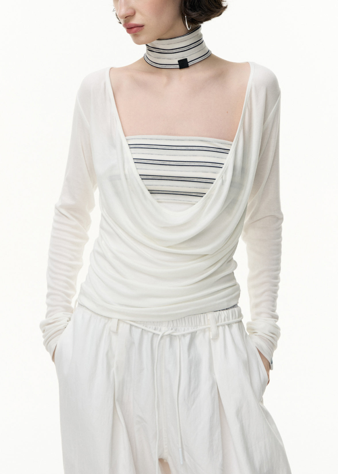 Conjunto de dos piezas de algodón entallado, liso, a rayas blancas y cuello en V