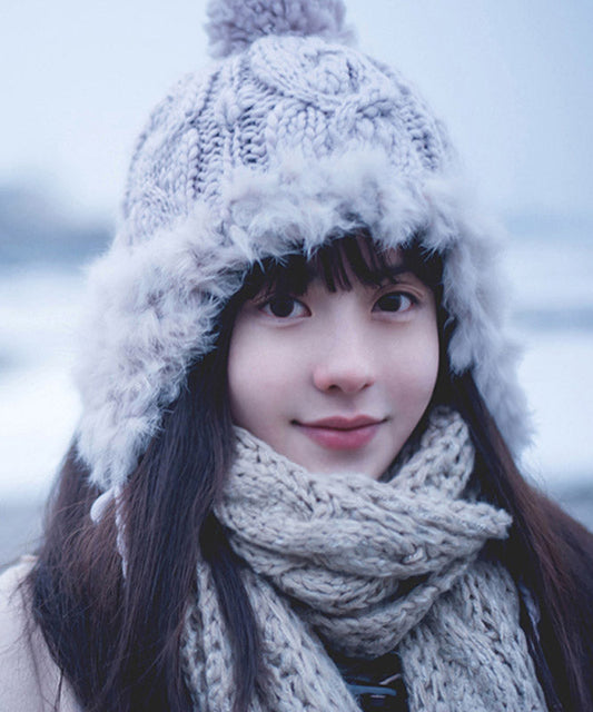 Gorro de punto de piel de conejo con bola afelpada cálida de color gris para invierno