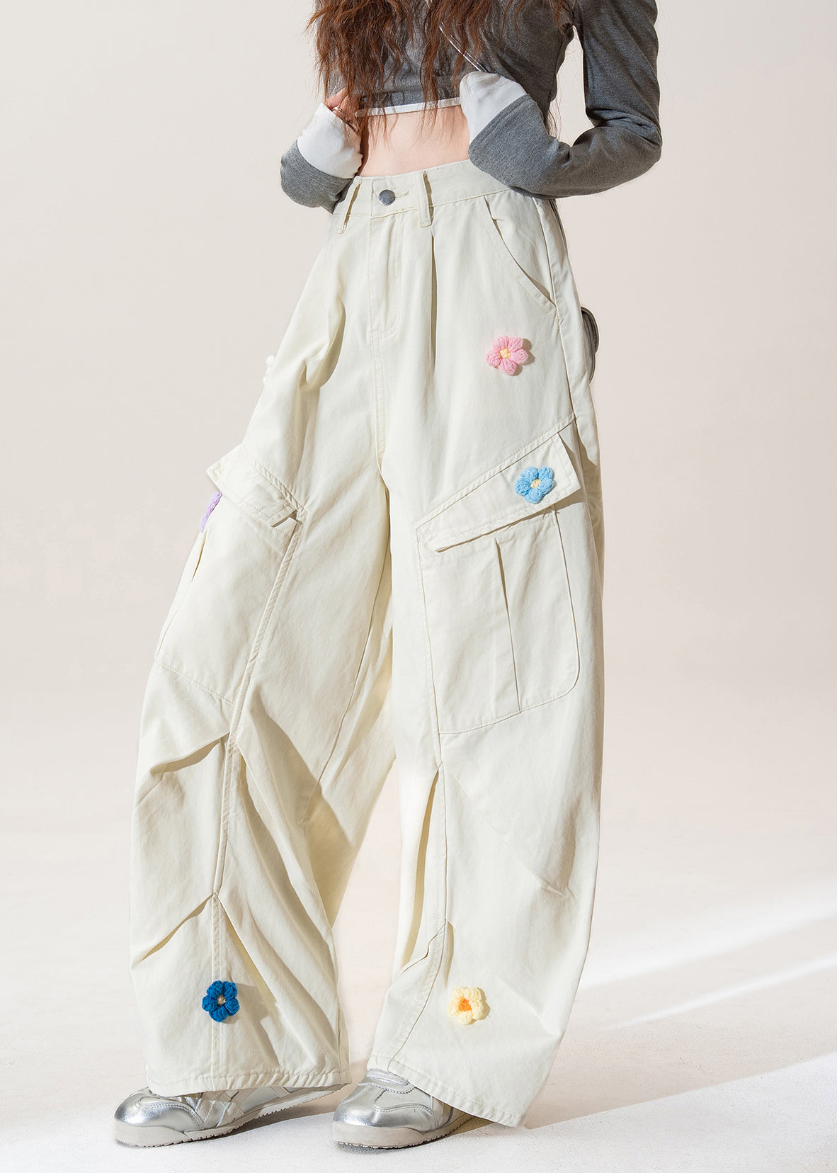 Pantalones vaqueros arrugados con estampado floral y bolsillos color albaricoque para mujer, primavera