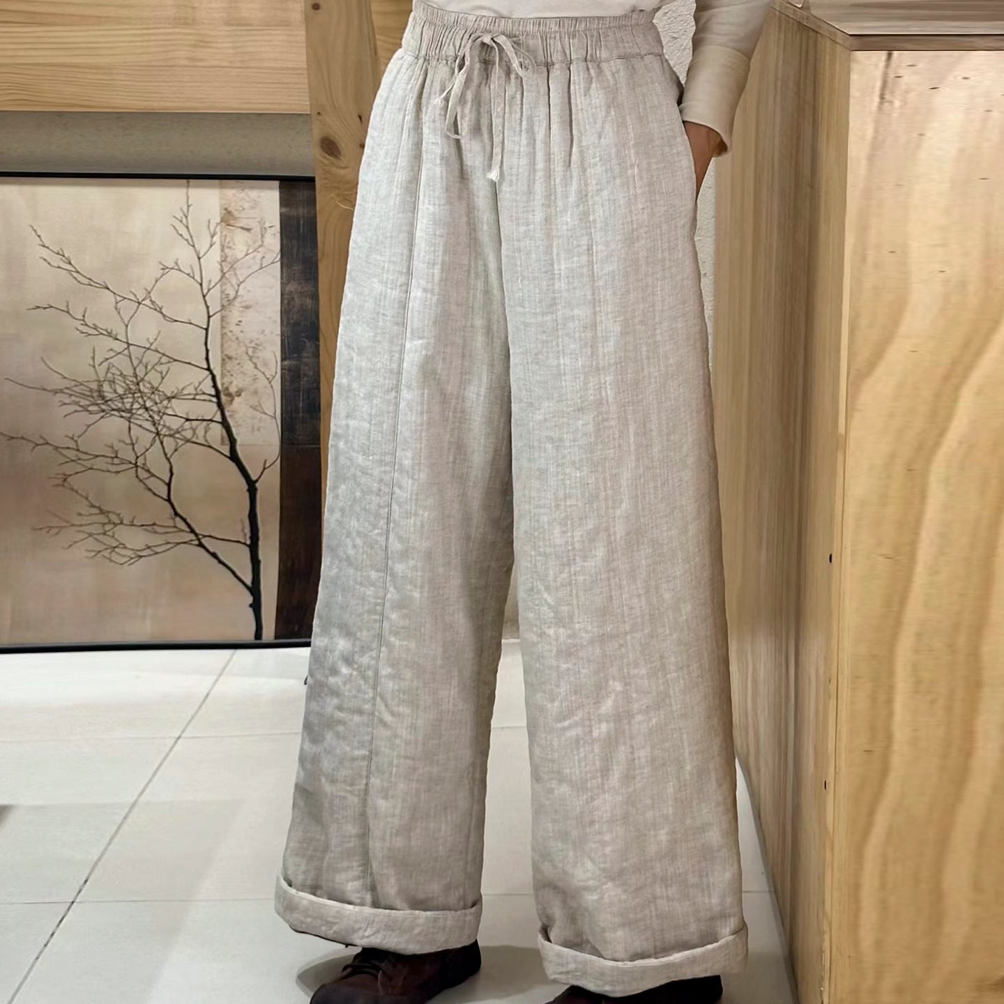 Beige Damenhose mit Taschen, elastischem Bund und feiner Baumwollfüllung für den Winter