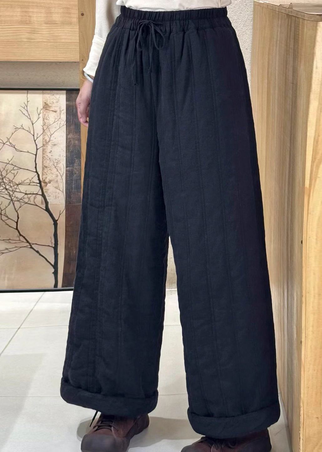 Beige Damenhose mit Taschen, elastischem Bund und feiner Baumwollfüllung für den Winter