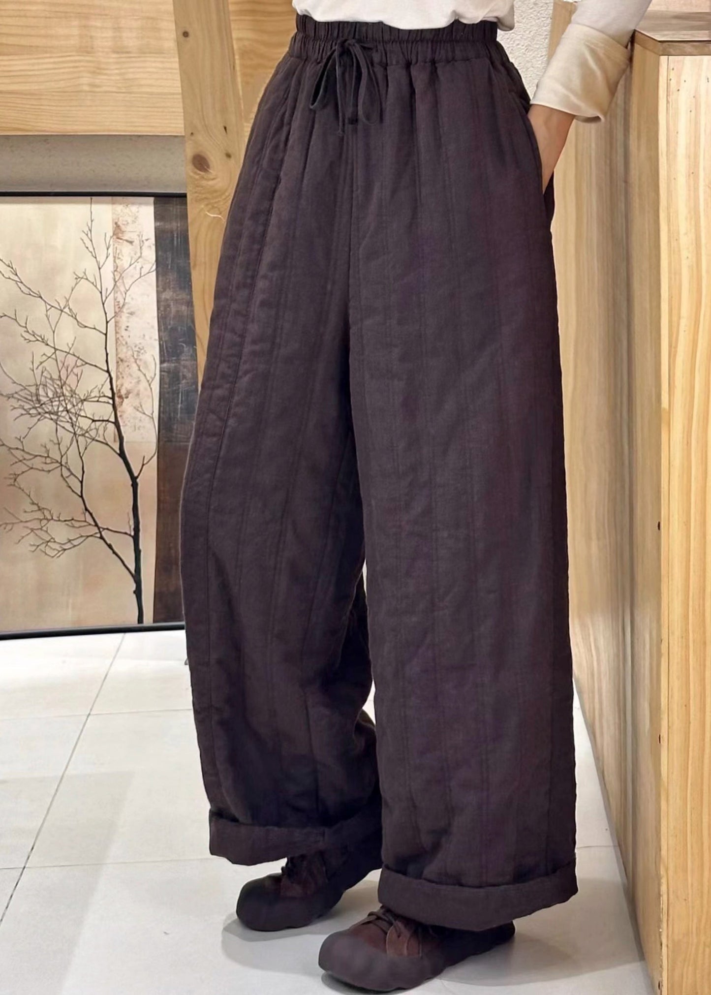 Beige Damenhose mit Taschen, elastischem Bund und feiner Baumwollfüllung für den Winter