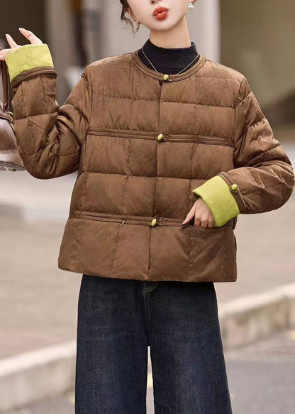 Abrigo corto de plumón de pato con parches y bolsillos color café para mujer para invierno