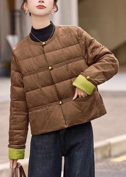 Abrigo corto de plumón de pato con parches y bolsillos color café para mujer para invierno