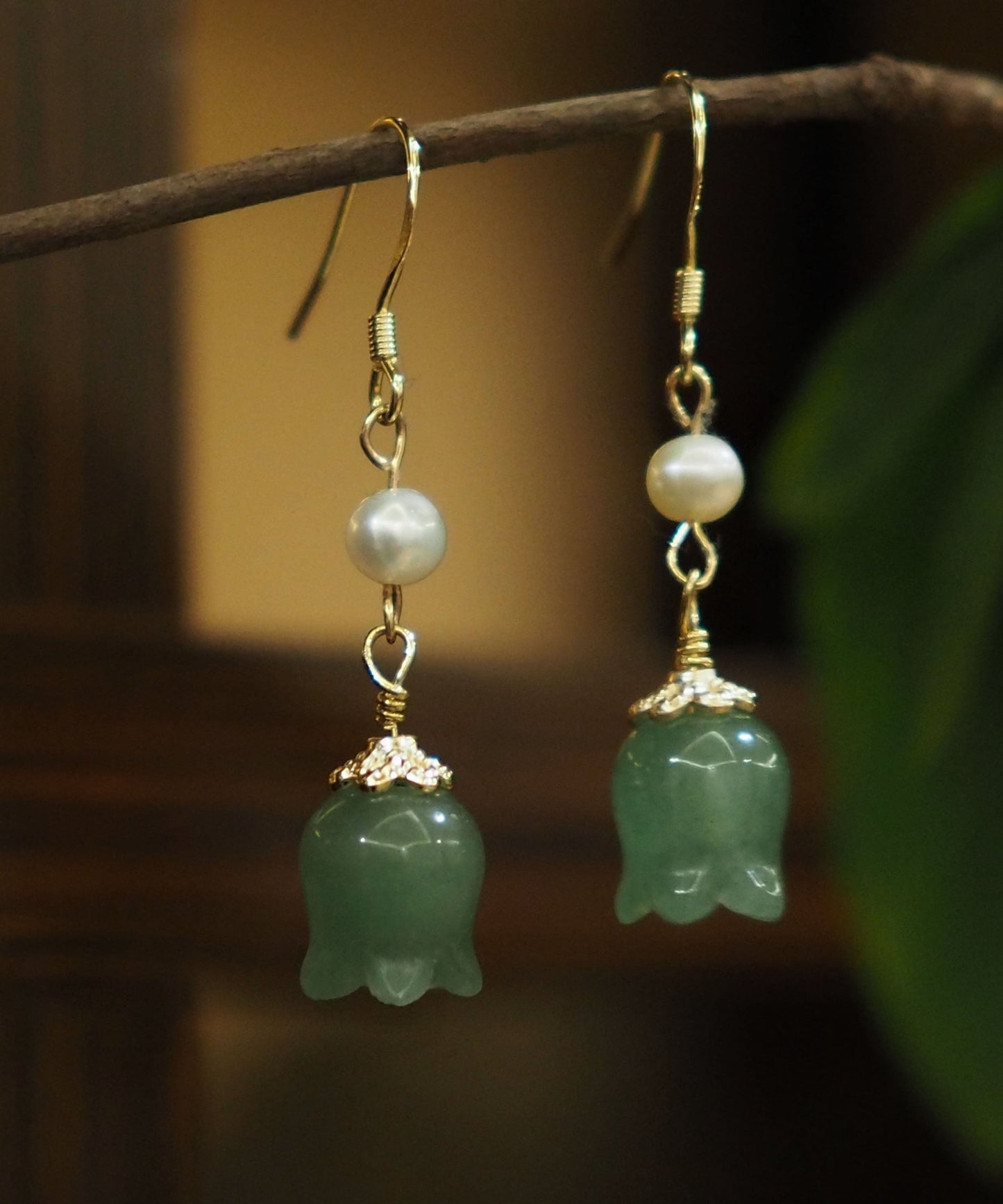 Pendientes colgantes de orquídea, campana y perla de jade en oro de 14 quilates y plata de ley para mujer