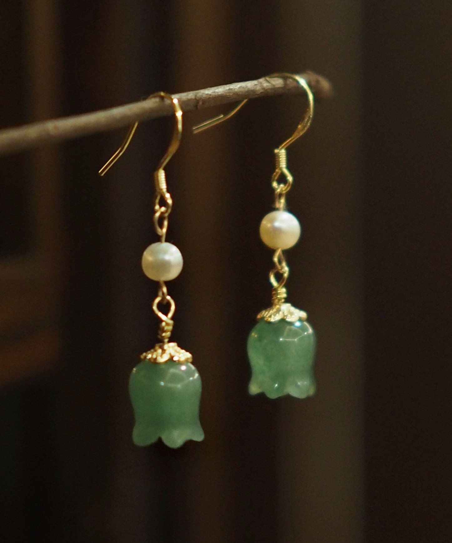 Pendientes colgantes de orquídea, campana y perla de jade en oro de 14 quilates y plata de ley para mujer