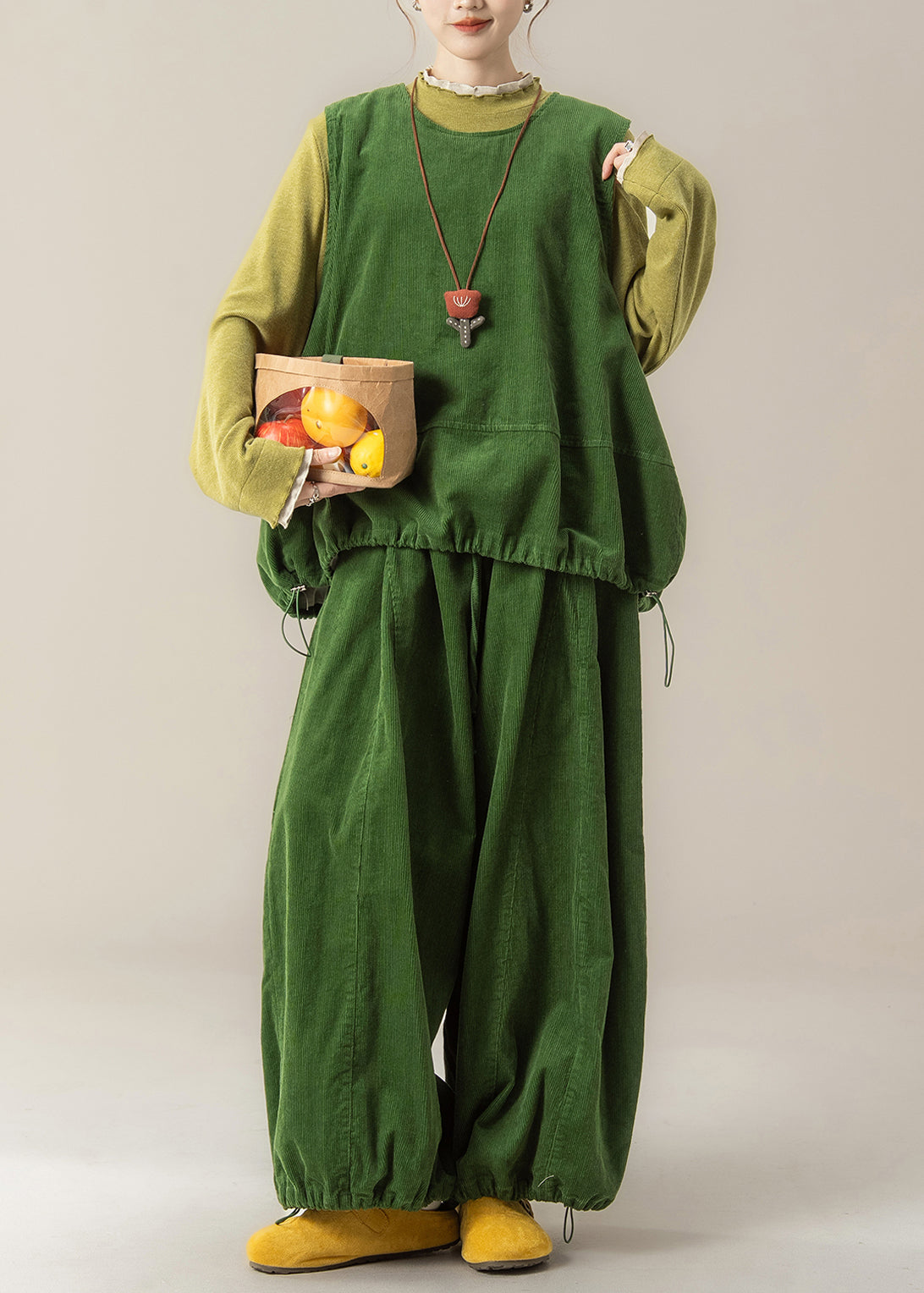 Damen-Dreiteiler aus Cord, bestehend aus Weste, T-Shirt und Hose in Grasgrün, Frühling