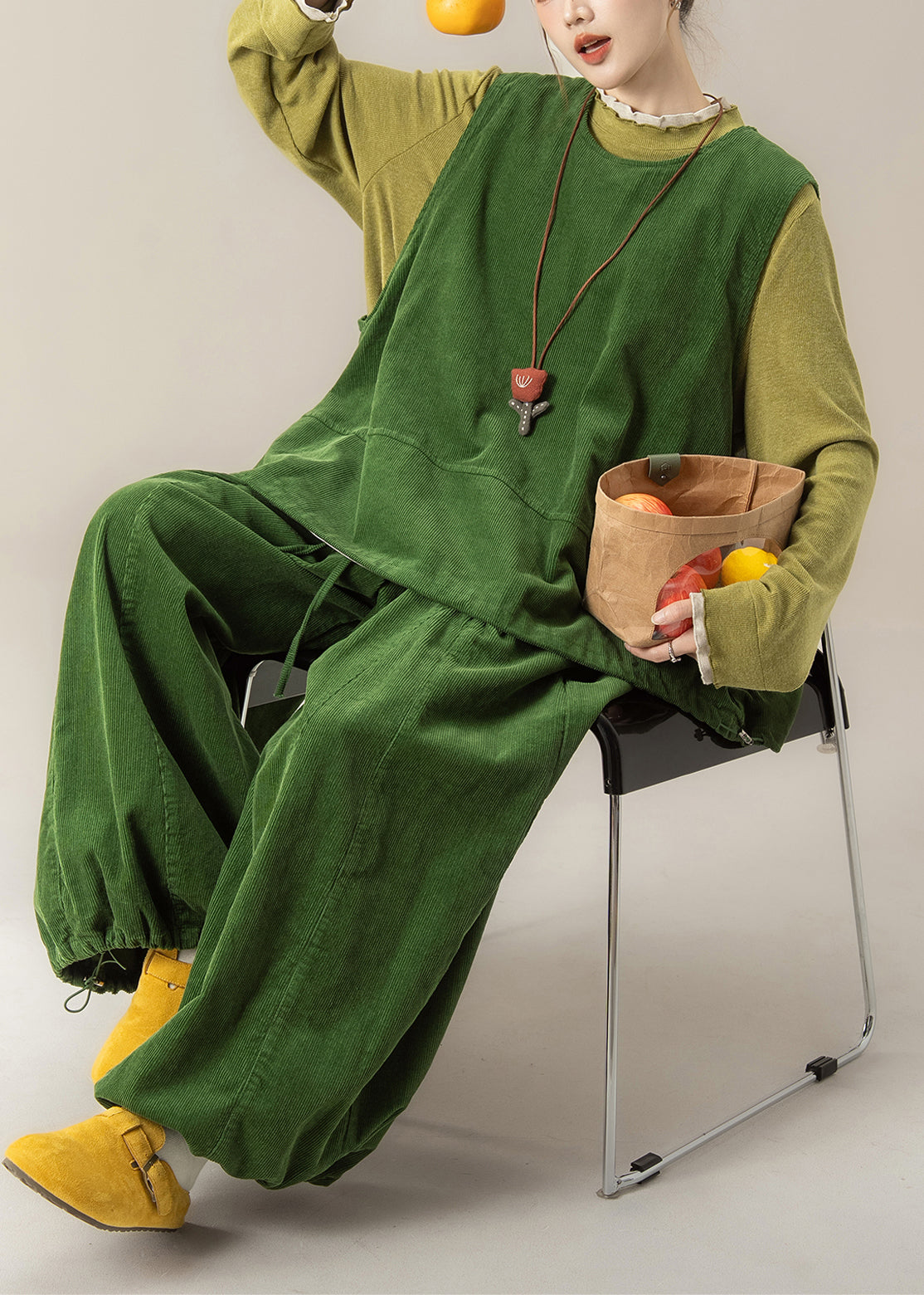 Damen-Dreiteiler aus Cord, bestehend aus Weste, T-Shirt und Hose in Grasgrün, Frühling