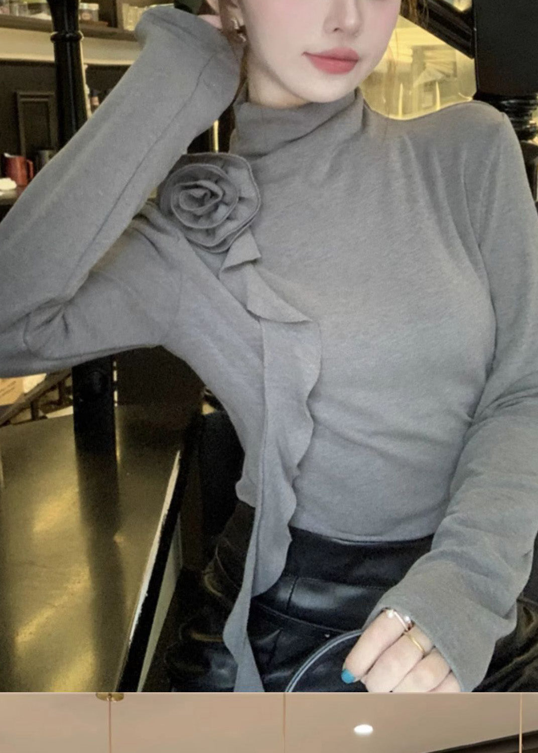 Damen Graue Rollkragenbluse aus Baumwolle mit stereoskopischem Blumenmuster für den Frühling