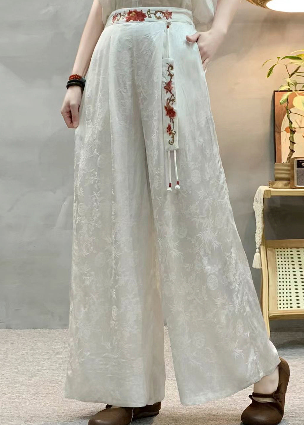 Damen-Seidenhose in Teegrün mit Jacquard-Stickerei, Frühling