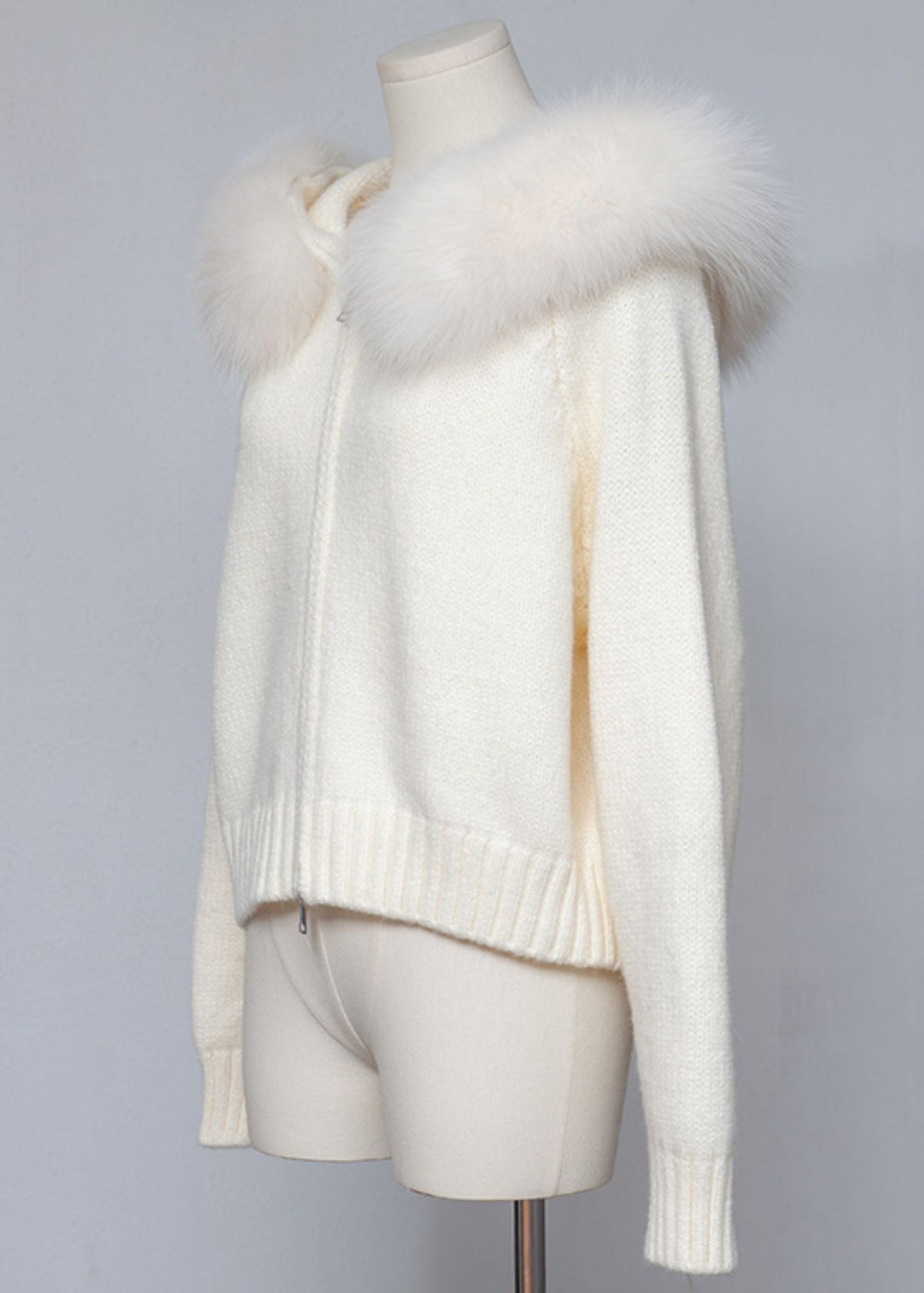 Weißer Damen-Strickmantel mit Kapuze, Reißverschluss und Patchwork-Design