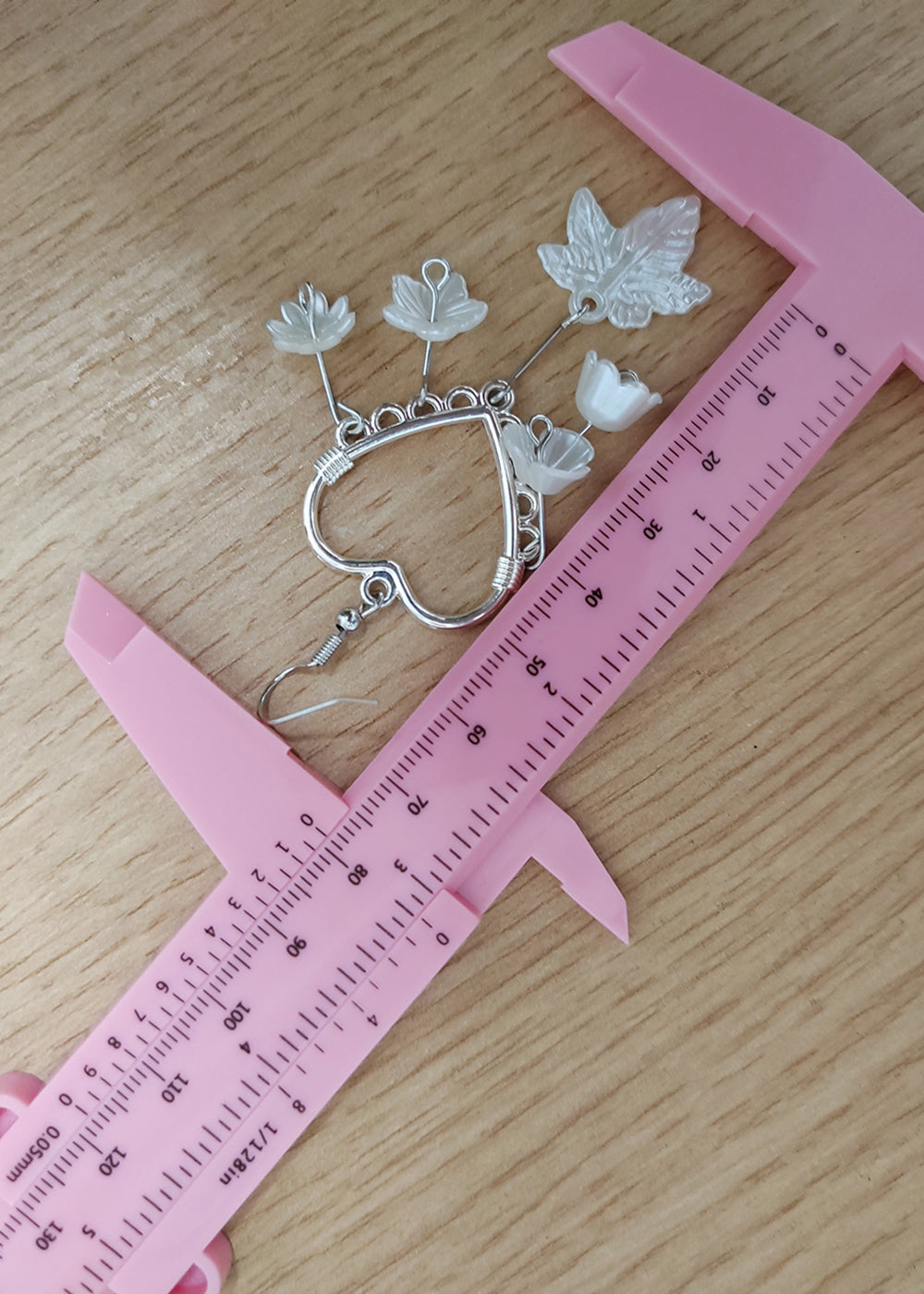 Pendientes acrílicos con forma de corazón y hojas blancas para mujer