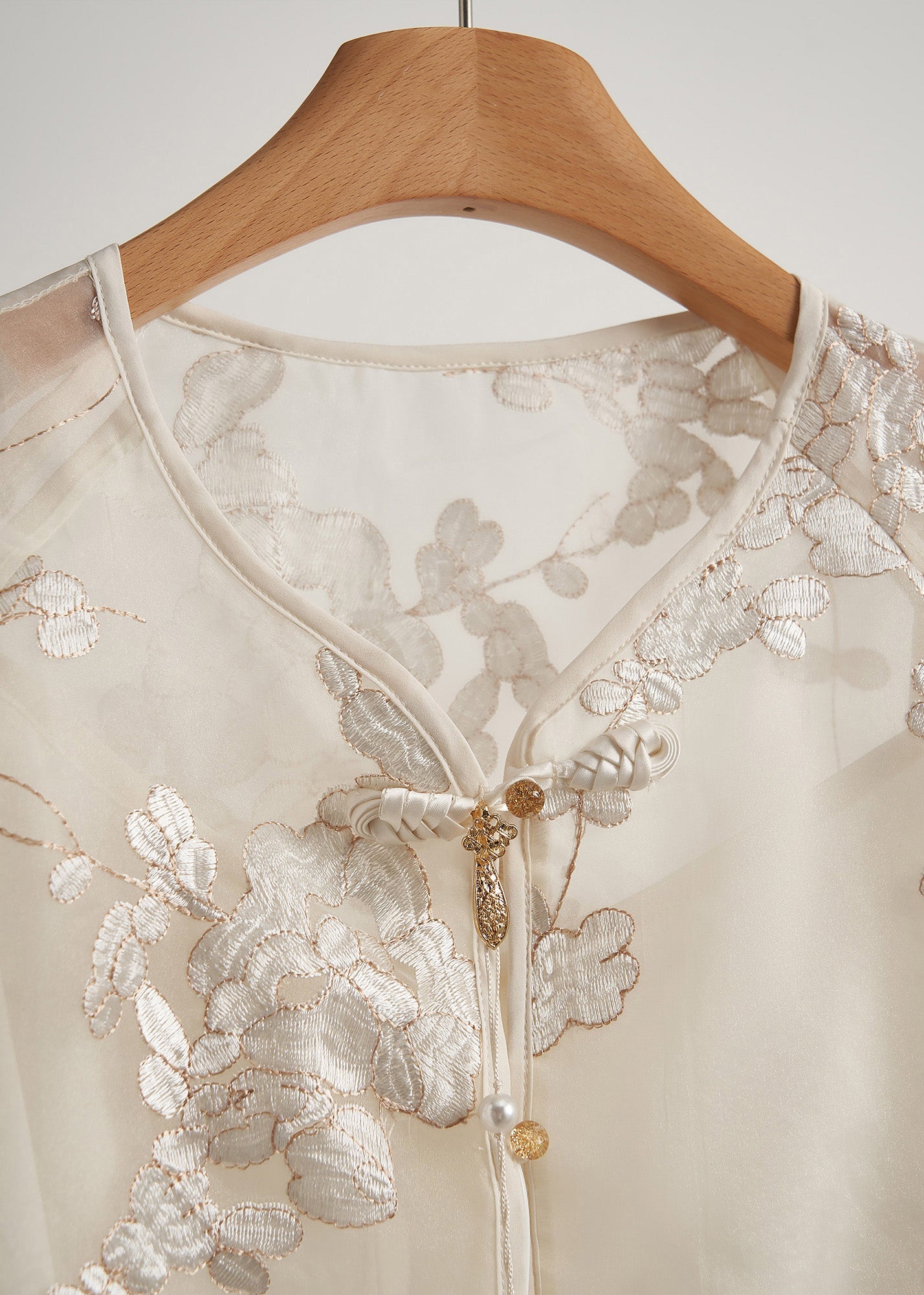 Damen-Seidenmäntel in Weiß mit Quasten und Stickerei, Frühling