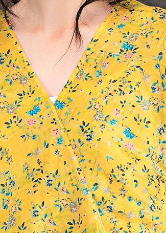 Gelbes Chiffon-Kleid mit Blumenmuster für Damen, feines Design, V-Ausschnitt, Taillenbund, Chiffon-Sommerkleid