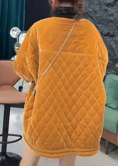 Gelbe Winterparkas mit Knopftaschen, Baumwollfüllung und Rundhalsausschnitt