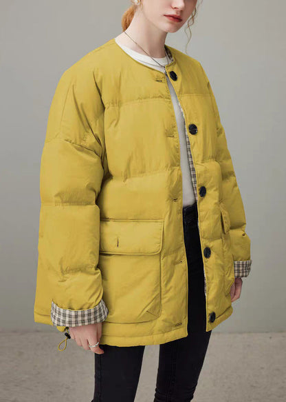 Abrigos de invierno de plumón de pato con bolsillos y botones amarillos y cuello redondo